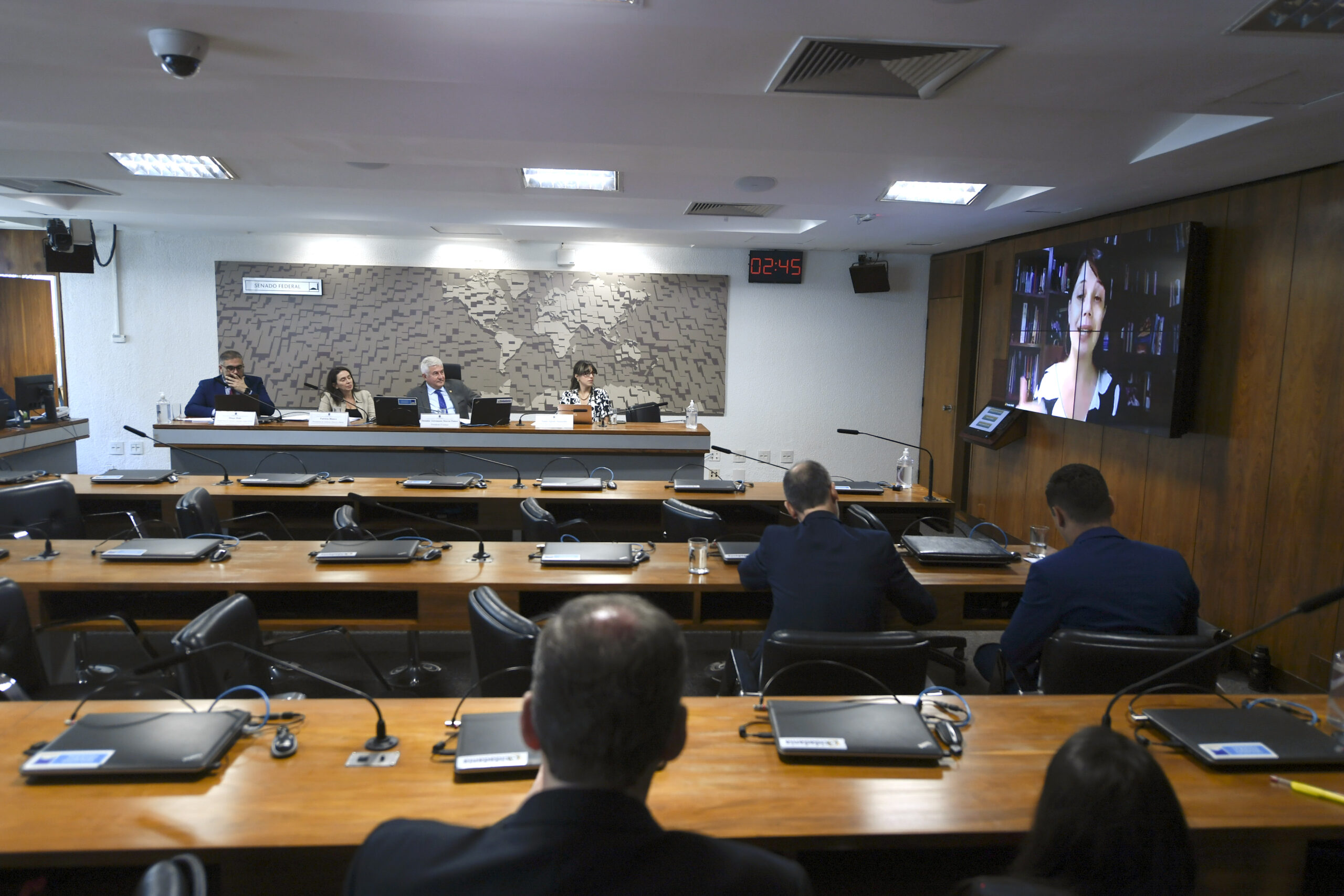 Transparência e regulação são fundamentais na discussão sobre IA, dizem debatedores